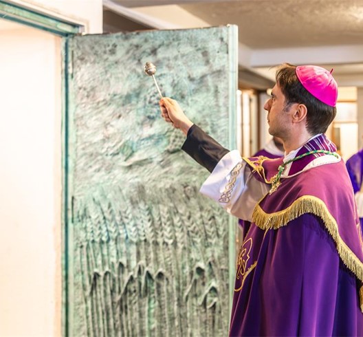 Biskup Kovač blagoslovio Sveta vrata Josipova svetišta u Karlovcu